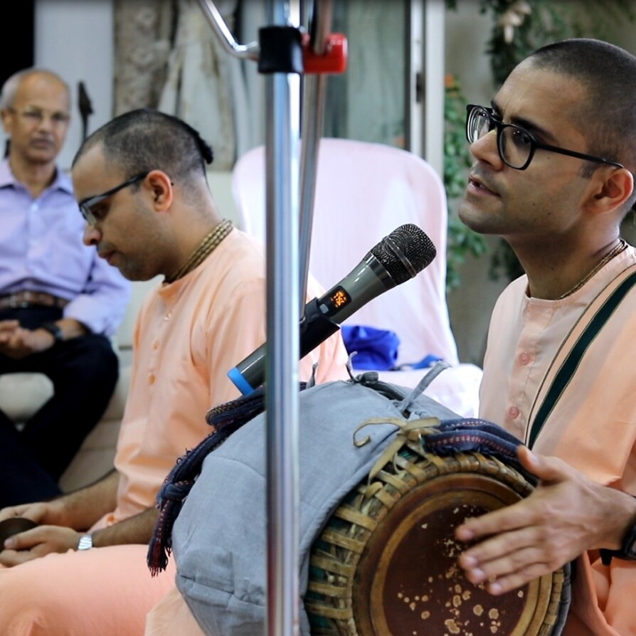Youth congregation kirtan session